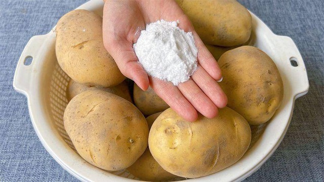 Rắc một nắm bột trắng lên khoai tây, để cả tháng cũng không thối hay mọc mầm!- Ảnh 3. Rắc một nắm bột trắng lên khoai tây, để cả tháng cũng không thối hay mọc mầm!- Ảnh 3.
