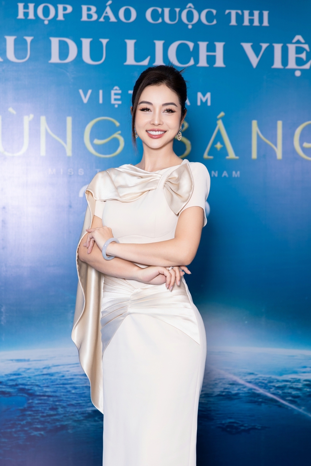 Jennifer Phạm trẻ trung rạng rỡ tại họp báo Hoa hậu Du lịch Việt Nam 2026, hội ngộ dàn giám khảo quyền lực- Ảnh 1.