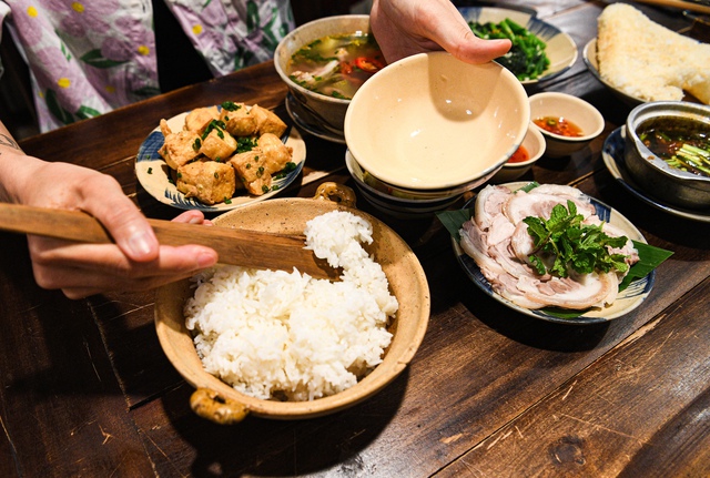 Quán cơm nhà ở Hà Nội 5 năm mở quán, 3 lần lọt MICHELIN- Ảnh 3. Quán cơm nhà ở Hà Nội 5 năm mở quán, 3 lần lọt MICHELIN- Ảnh 3.