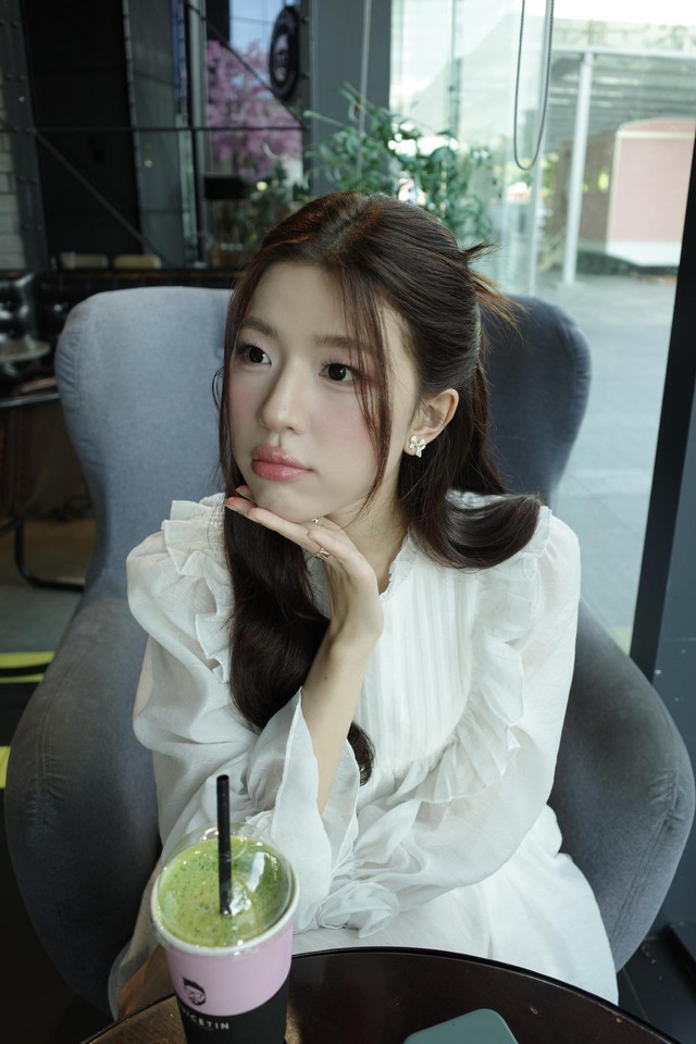 Em Xinh có 1 mỹ nhân rất lạ: Đẹp xuất sắc nhưng bị nghi ngờ một chi tiết từ nụ cười đốn tim khán giả- Ảnh 9. Em Xinh có 1 mỹ nhân rất lạ: Đẹp xuất sắc nhưng bị nghi ngờ một chi tiết từ nụ cười đốn tim khán giả- Ảnh 9.
