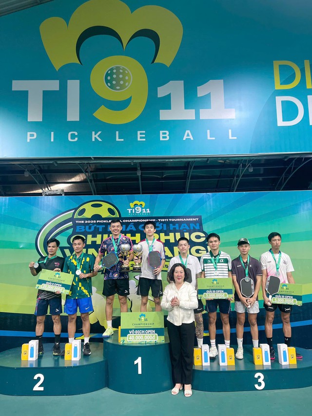 Gương mặt mới Tống Nhật Minh gây xôn xao khi cùng Trịnh Linh Giang lên ngôi vô địch pickleball, “khối nghỉ hè” thật đáng gờm!- Ảnh 3. Gương mặt mới Tống Nhật Minh gây xôn xao khi cùng Trịnh Linh Giang lên ngôi vô địch pickleball, “khối nghỉ hè” thật đáng gờm!- Ảnh 3.