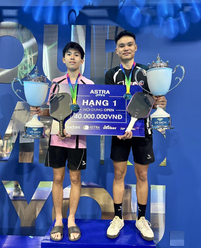 Gương mặt mới Tống Nhật Minh gây xôn xao khi cùng Trịnh Linh Giang lên ngôi vô địch pickleball, “khối nghỉ hè” thật đáng gờm!- Ảnh 1. Gương mặt mới Tống Nhật Minh gây xôn xao khi cùng Trịnh Linh Giang lên ngôi vô địch pickleball, “khối nghỉ hè” thật đáng gờm!- Ảnh 1.