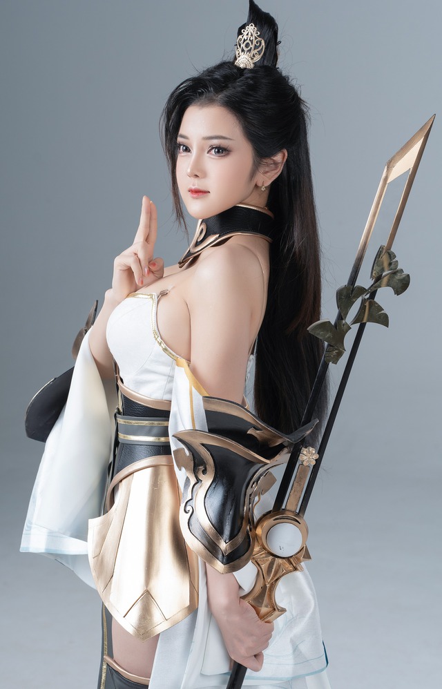 "Huyền thoại" làng cosplay Việt nhập vai chiến thần game, fan xuýt xoa đắm đuối- Ảnh 2. "Huyền thoại" làng cosplay Việt nhập vai chiến thần game, fan xuýt xoa đắm đuối- Ảnh 2.