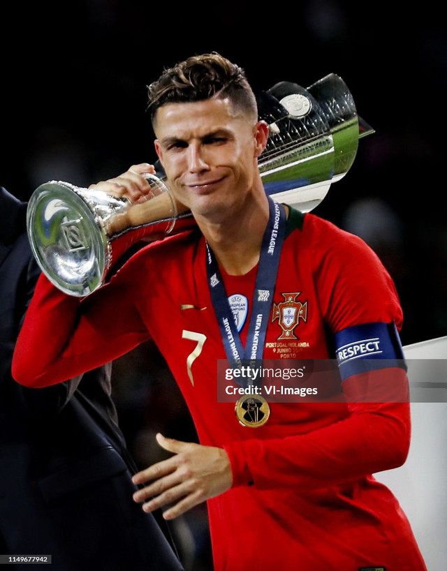Ronaldo khóc nức nở khi vô địch ở tuổi 40: Huyền thoại vừa viết xong chương sử vĩ đại nhất đời mình!- Ảnh 9.