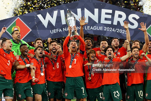 Ronaldo khóc nức nở khi vô địch ở tuổi 40: Huyền thoại vừa viết xong chương sử vĩ đại nhất đời mình!- Ảnh 1.