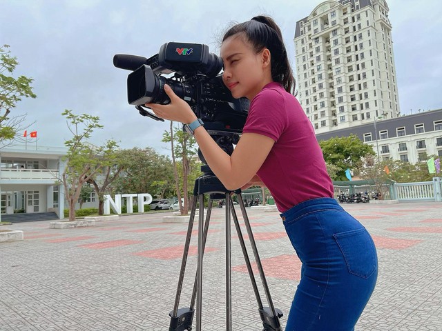Vợ biên tập viên VTV của HLV Vũ Hồng Việt đẹp từ lễ đường tới phòng gym, gây sốt với body săn chắc nét căng- Ảnh 8.