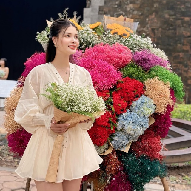 Huấn luyện viên Văn Sỹ Sơn U60 vẫn cưới vợ trẻ đẹp, vóc dáng quyến rũ cùng phong cách sống hiện đại- Ảnh 3.