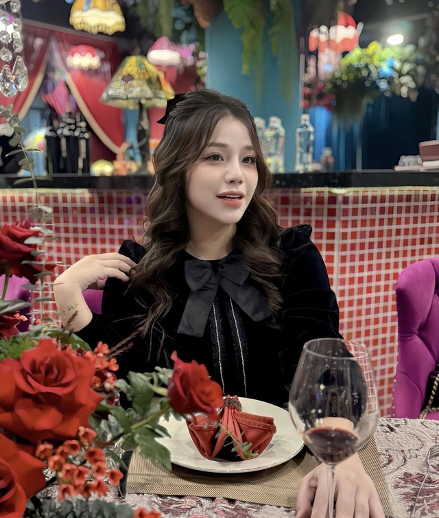 Vợ Bùi Tiến Dũng lên status "sặc mùi" drama, đốp chát netizen khi bị chê "um sùm nhất" trong dàn vợ cầu thủ- Ảnh 3. Vợ Bùi Tiến Dũng lên status "sặc mùi" drama, đốp chát netizen khi bị chê "um sùm nhất" trong dàn vợ cầu thủ- Ảnh 3.