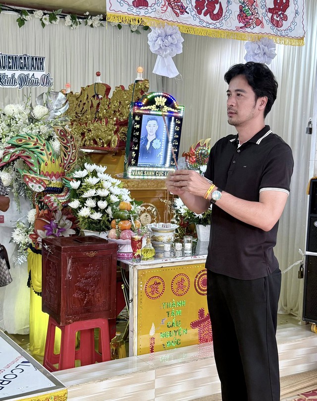 Lễ tang vắng lặng của siêu mẫu Nam Phong vừa qua đời ở tuổi 36: Đọc dòng chia sẻ của đồng nghiệp mà xót xa- Ảnh 1.