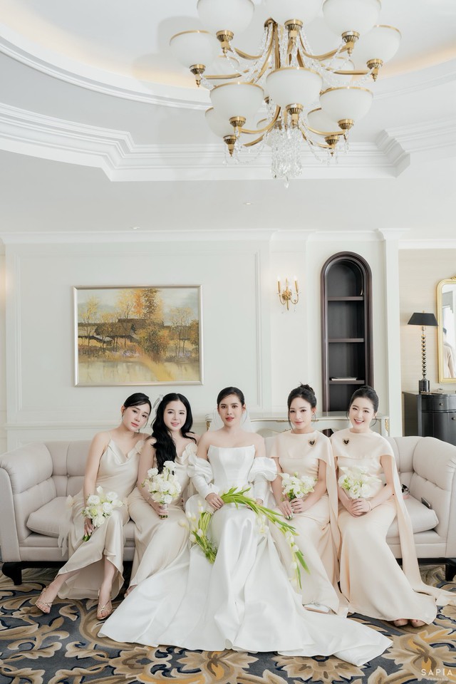Sốc visual dàn phù rể giá hơn 30 tỷ trong đám cưới xa hoa của trung vệ ĐT Việt Nam và mẹ đơn thân- Ảnh 12.