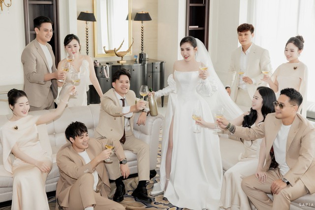 Sốc visual dàn phù rể giá hơn 30 tỷ trong đám cưới xa hoa của trung vệ ĐT Việt Nam và mẹ đơn thân- Ảnh 1.