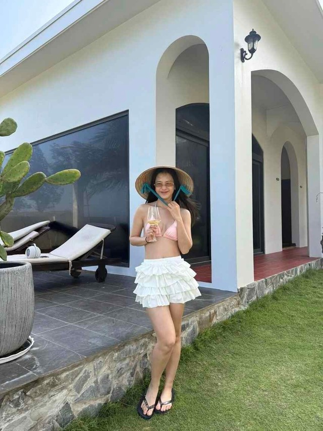 "Hot girl bế giảng" khoe sắc vóc thăng hạng, body chuẩn từng cen-ti-mét trong trang phục một mảnh- Ảnh 8. "Hot girl bế giảng" khoe sắc vóc thăng hạng, body chuẩn từng cen-ti-mét trong trang phục một mảnh- Ảnh 8.