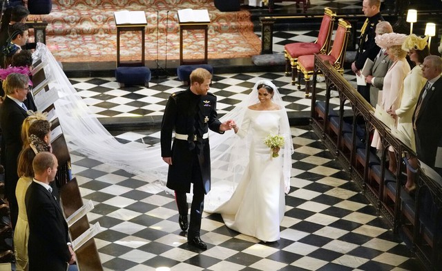 Chỉ với một chiếc váy, Vương phi Kate khiến cả thế giới nghĩ tới... Meghan Markle- Ảnh 2.