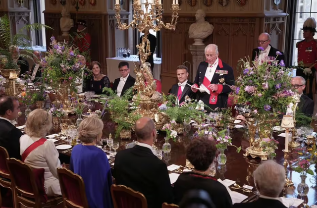 Cận cảnh yến tiệc Vua Charles chiêu đãi Tổng thống Macron, tinh tế ngay từ việc sắp xếp chỗ ngồi?- Ảnh 4.