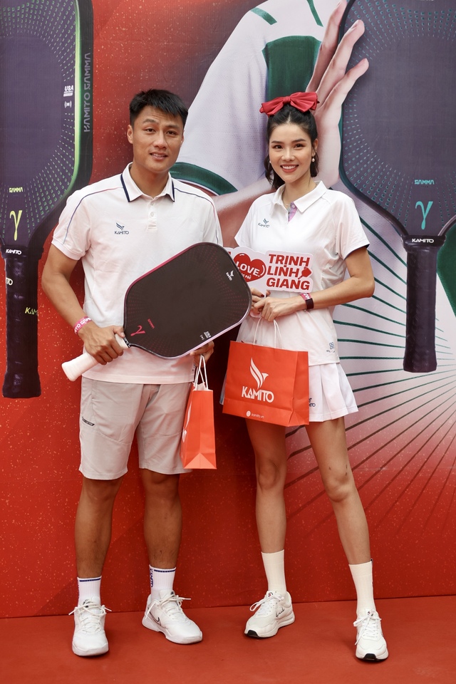 Kỳ Hân chống nạng ra sân Pickleball, để lộ vết sẹo dài sau tai nạn gãy đùi- Ảnh 7.