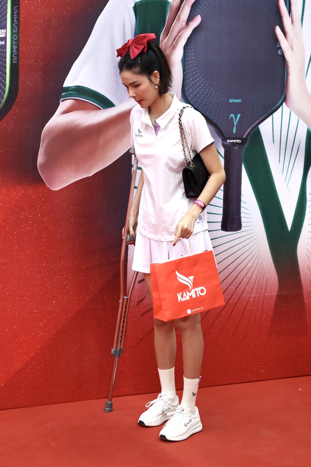 Kỳ Hân chống nạng ra sân Pickleball, để lộ vết sẹo dài sau tai nạn gãy đùi- Ảnh 2.