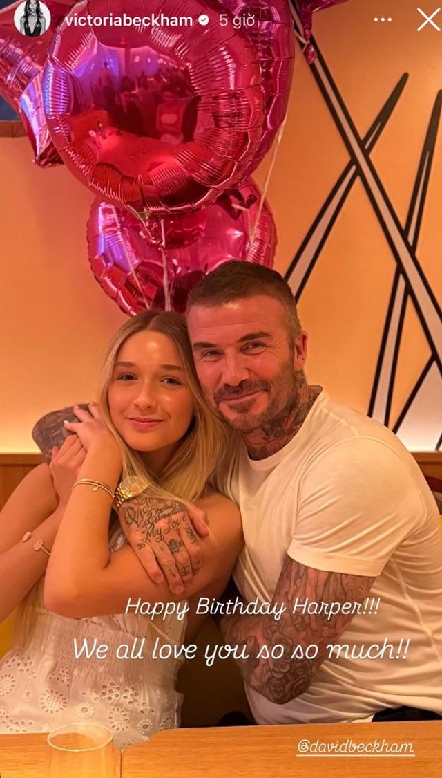 Victoria tung ảnh mới toanh Harper Beckham trong vòng tay bố đón tuổi 14, visual "tiểu thư tài phiệt" sang - xịn gây sốt- Ảnh 2.