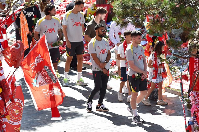 Người vợ tào khang của Diogo Jota nghẹn ngào ôm hai con tới SVĐ Anfield tưởng nhớ chồng sau tang lễ đầy nước mắt- Ảnh 3.