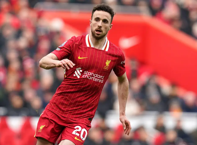 Người vợ tào khang của Diogo Jota nghẹn ngào ôm hai con tới SVĐ Anfield tưởng nhớ chồng sau tang lễ đầy nước mắt- Ảnh 6.