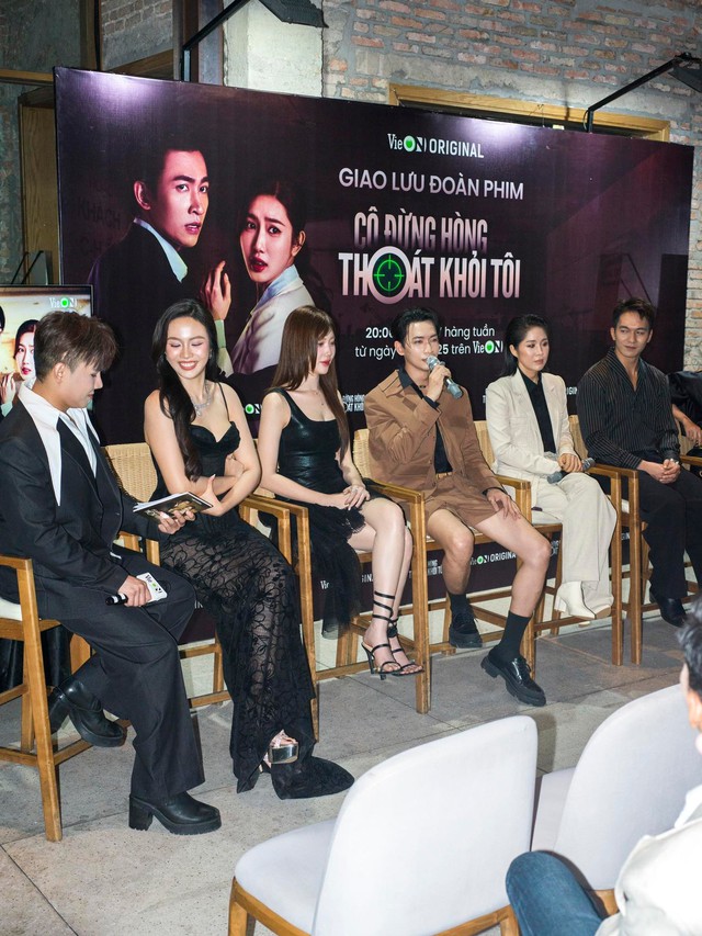 Cặp sao Vbiz phim giả tình thật giờ như "người dưng", đàng gái phũ phàng dứt tình đến mức này?- Ảnh 1. Cặp sao Vbiz phim giả tình thật giờ như "người dưng", đàng gái phũ phàng dứt tình đến mức này?- Ảnh 1.