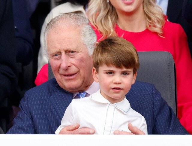 Tài năng ít ai ngờ của Vua Charles khiến Hoàng tử George và Công chúa Charlotte "mê tít"- Ảnh 1.