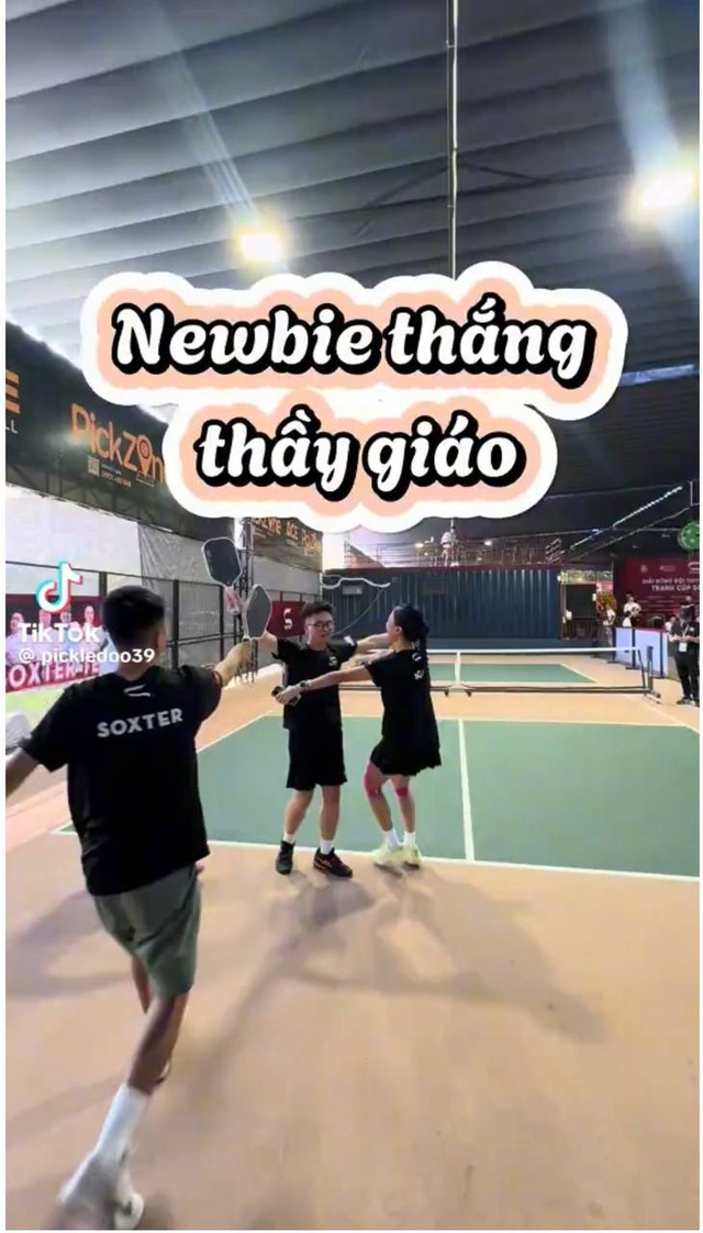 Hóng drama Pickleball Hà Nội: Thầy thu 300k/giờ, lịch kín cả tuần nhưng xem đánh không khác gì "newbie"?- Ảnh 1. Hóng drama Pickleball Hà Nội: Thầy thu 300k/giờ, lịch kín cả tuần nhưng xem đánh không khác gì "newbie"?- Ảnh 1.