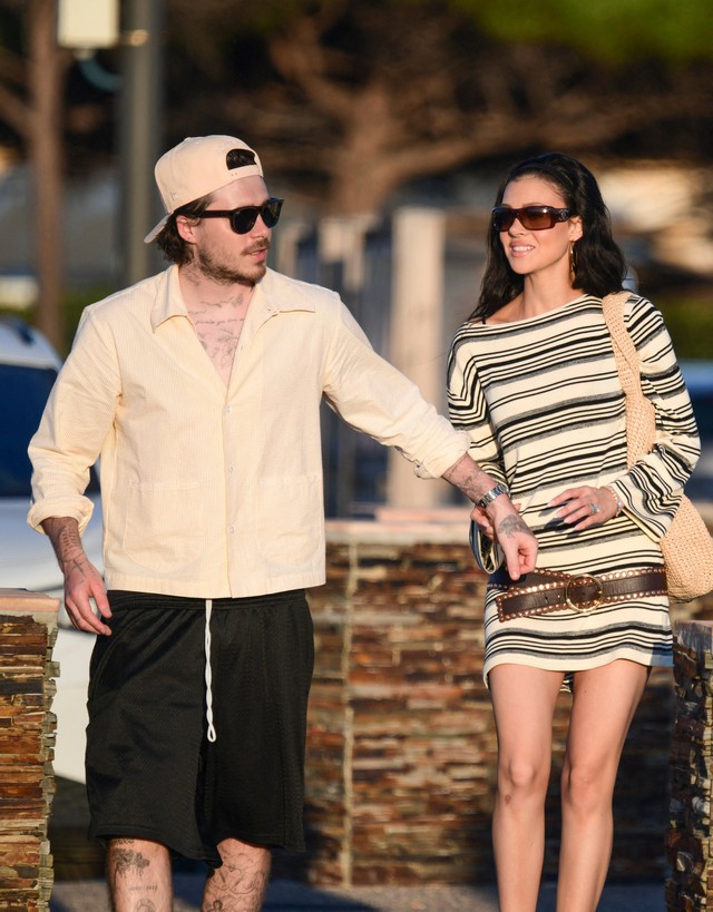 Paparazzi bắt gặp vợ chồng con cả nhà Beckham tay trong tay ở bến tàu, giữa lúc bị 2 em trai "block"- Ảnh 1. Paparazzi bắt gặp vợ chồng con cả nhà Beckham tay trong tay ở bến tàu, giữa lúc bị 2 em trai "block"- Ảnh 1.