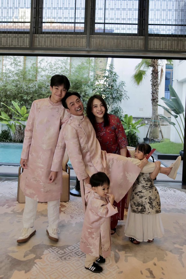 Cường Đô La vướng tranh cãi vì thái độ lạnh tanh khi bo tiền cho bảo vệ: "Của cho không bằng cách cho"?- Ảnh 7. Cường Đô La vướng tranh cãi vì thái độ lạnh tanh khi bo tiền cho bảo vệ: "Của cho không bằng cách cho"?- Ảnh 7.