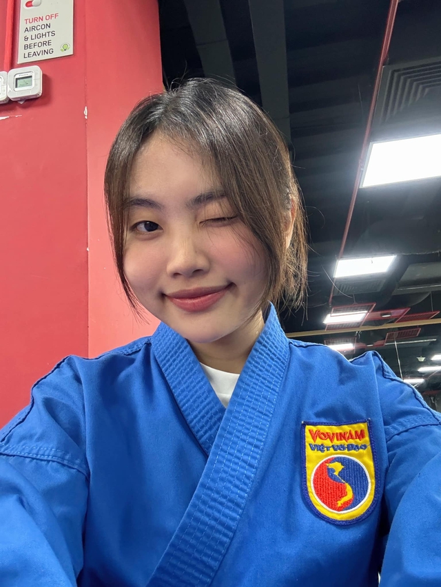 Phương Mỹ Chi chăm thể thao: Múa võ Vovinam khiến giám khảo quốc tế trầm trồ, mặc áo mưa tập độ dáng, ai còn body-shaming?- Ảnh 3.