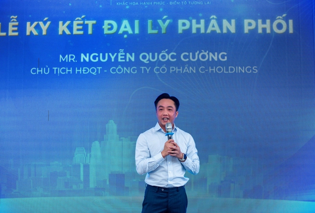 Cường Đô La vướng tranh cãi vì thái độ lạnh tanh khi bo tiền cho bảo vệ: "Của cho không bằng cách cho"?- Ảnh 4. Cường Đô La vướng tranh cãi vì thái độ lạnh tanh khi bo tiền cho bảo vệ: "Của cho không bằng cách cho"?- Ảnh 4.
