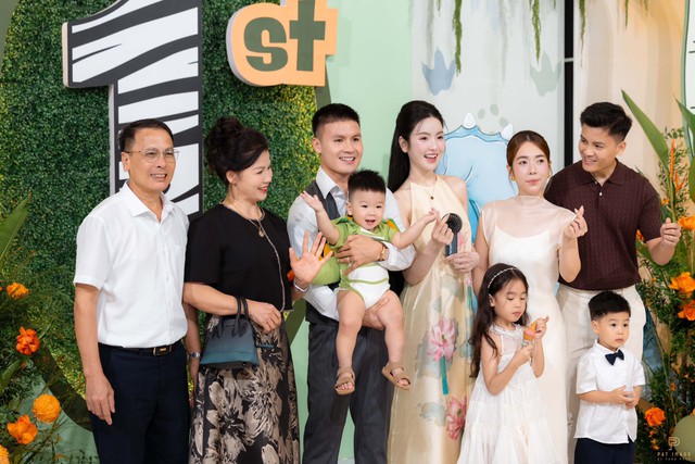Chu Thanh Huyền hóa cô dâu, Quang Hải bảnh bao như chú rể trong tiệc thôi nôi xa hoa loá mắt của con trai- Ảnh 5.