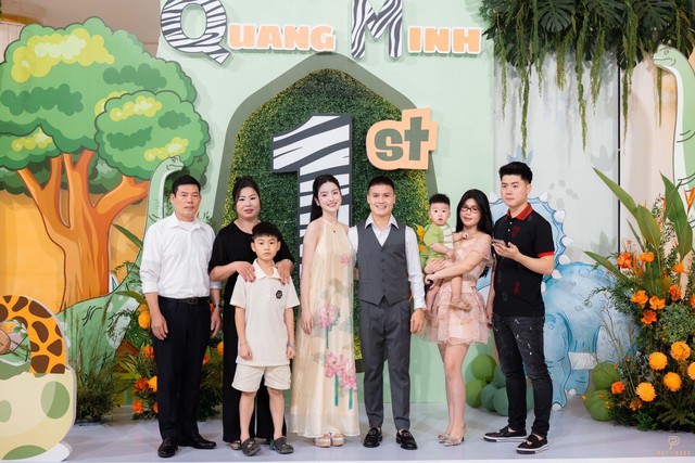 Chu Thanh Huyền hóa cô dâu, Quang Hải bảnh bao như chú rể trong tiệc thôi nôi xa hoa loá mắt của con trai- Ảnh 4.