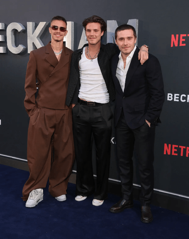 Paparazzi bắt gặp vợ chồng con cả nhà Beckham tay trong tay ở bến tàu, giữa lúc bị 2 em trai "block"- Ảnh 6. Paparazzi bắt gặp vợ chồng con cả nhà Beckham tay trong tay ở bến tàu, giữa lúc bị 2 em trai "block"- Ảnh 6.