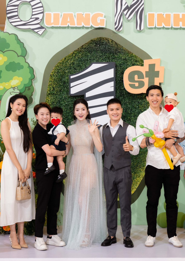 Hot WAGs đọ sắc: Doãn Hải My khí chất tiểu thư, có lấn át Chu Thanh Huyền trong tiệc thôi nôi con trai Quang Hải?- Ảnh 1. Hot WAGs đọ sắc: Doãn Hải My khí chất tiểu thư, có lấn át Chu Thanh Huyền trong tiệc thôi nôi con trai Quang Hải?- Ảnh 1.