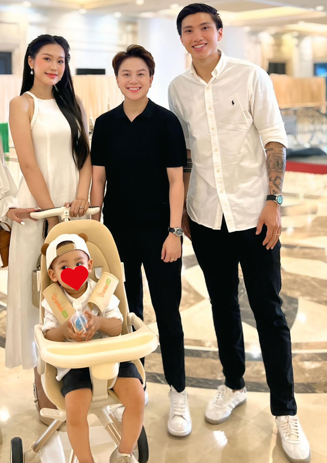 Hot WAGs đọ sắc: Doãn Hải My khí chất tiểu thư, có lấn át Chu Thanh Huyền trong tiệc thôi nôi con trai Quang Hải?- Ảnh 2. Hot WAGs đọ sắc: Doãn Hải My khí chất tiểu thư, có lấn át Chu Thanh Huyền trong tiệc thôi nôi con trai Quang Hải?- Ảnh 2.