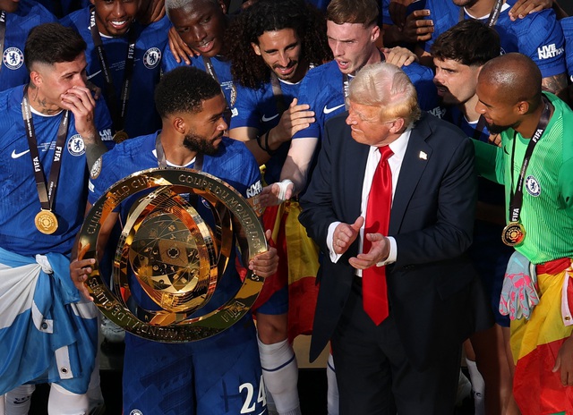 Viral khoảnh khắc ông Trump có hành động bất ngờ khi Chelsea nâng cup FIFA Club World Cup- Ảnh 3. Viral khoảnh khắc ông Trump có hành động bất ngờ khi Chelsea nâng cup FIFA Club World Cup- Ảnh 3.