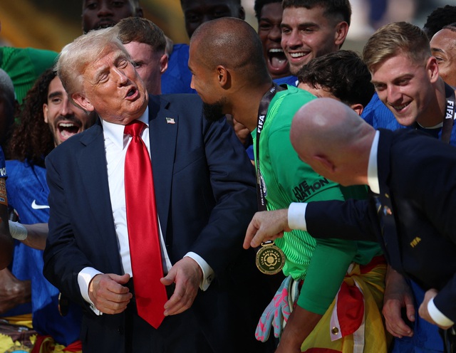 Viral khoảnh khắc ông Trump có hành động bất ngờ khi Chelsea nâng cup FIFA Club World Cup- Ảnh 1. Viral khoảnh khắc ông Trump có hành động bất ngờ khi Chelsea nâng cup FIFA Club World Cup- Ảnh 1.