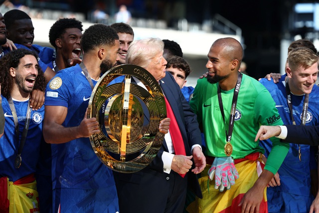 Viral khoảnh khắc ông Trump có hành động bất ngờ khi Chelsea nâng cup FIFA Club World Cup- Ảnh 2. Viral khoảnh khắc ông Trump có hành động bất ngờ khi Chelsea nâng cup FIFA Club World Cup- Ảnh 2.