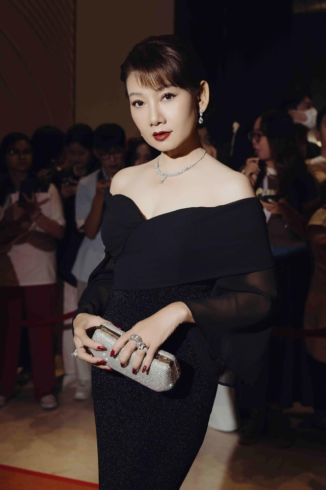 Nữ nghệ sĩ Việt vừa đăng ảnh hôn phụ nữ: "Tôi chẳng thể lên xe hoa với một người chưa đủ để gọi là chồng"- Ảnh 3.