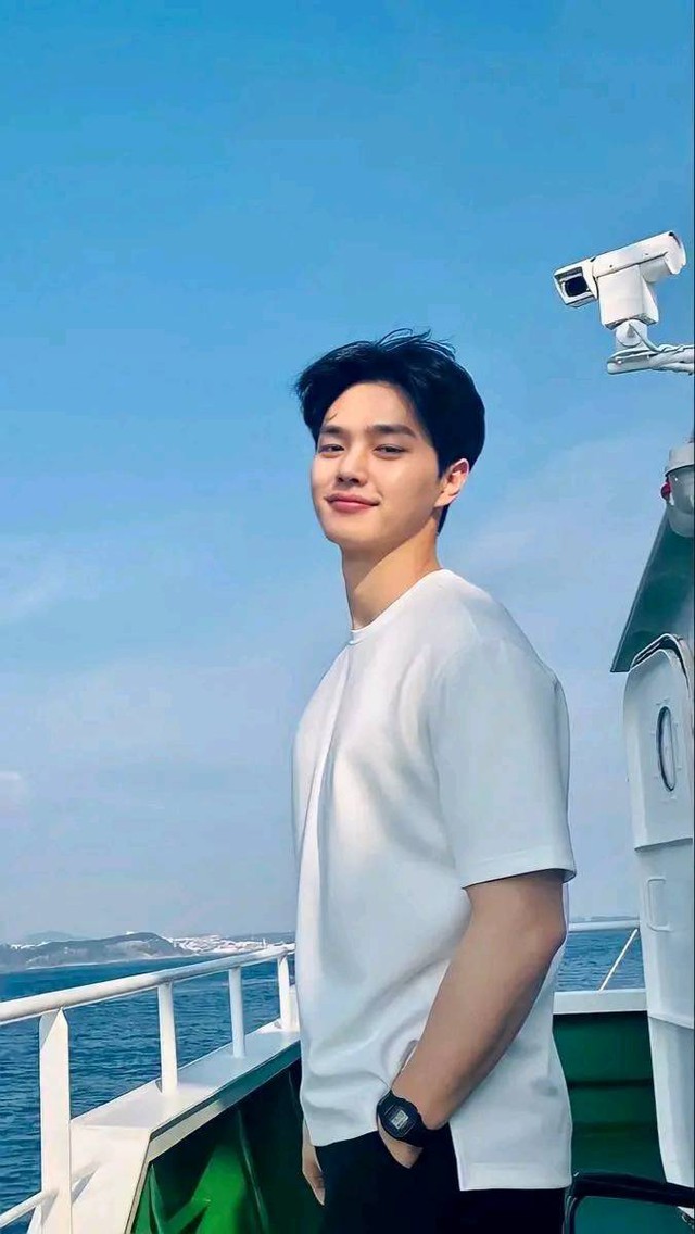 Tài tử Hàn Quốc khoe bờ vai cực "khủng" nhờ chăm nâng tạ, V (BTS) cũng lép vế khi đứng cạnh- Ảnh 3. Tài tử Hàn Quốc khoe bờ vai cực "khủng" nhờ chăm nâng tạ, V (BTS) cũng lép vế khi đứng cạnh- Ảnh 3.