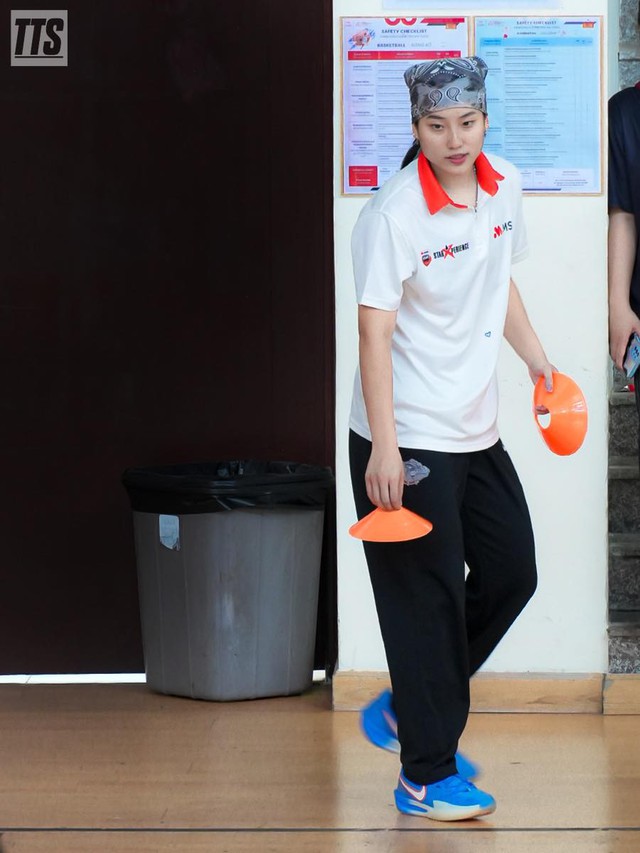 Gặp Trương Twins "đi dạy thêm" ở trại hè TP. HCM, nhan sắc ít son phấn vẫn nổi bật- Ảnh 7. Gặp Trương Twins "đi dạy thêm" ở trại hè TP. HCM, nhan sắc ít son phấn vẫn nổi bật- Ảnh 7.