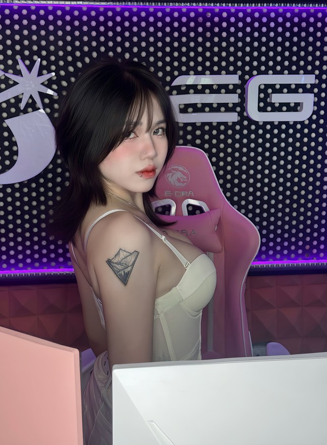 Hot girl phòng net lại trổ tài "lên đồ", flex vóc dáng nóng bỏng ngắm mãi không chán!- Ảnh 1.