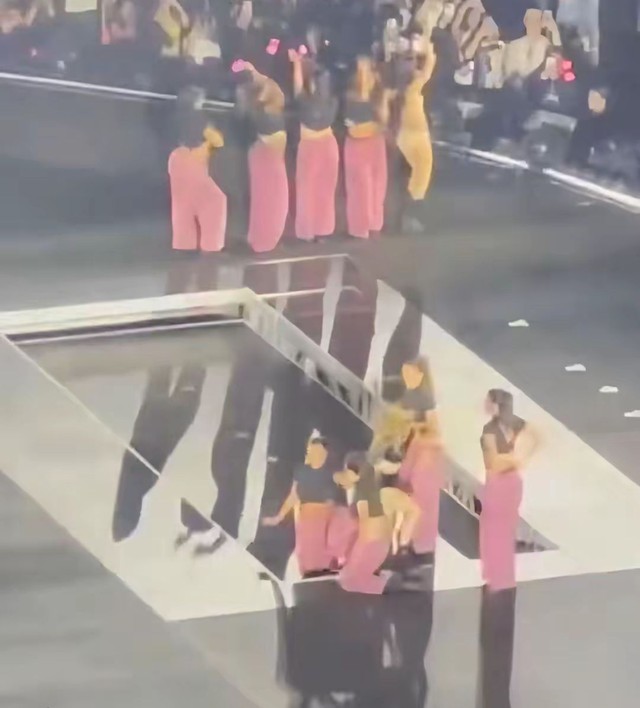 Concert BLACKPINK ở Mỹ bị chê xuống cấp, 1 sự cố khiến Lisa gặp nguy hiểm- Ảnh 9.