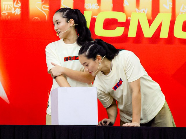Gặp Trương Twins "đi dạy thêm" ở trại hè TP. HCM, nhan sắc ít son phấn vẫn nổi bật- Ảnh 3. Gặp Trương Twins "đi dạy thêm" ở trại hè TP. HCM, nhan sắc ít son phấn vẫn nổi bật- Ảnh 3.