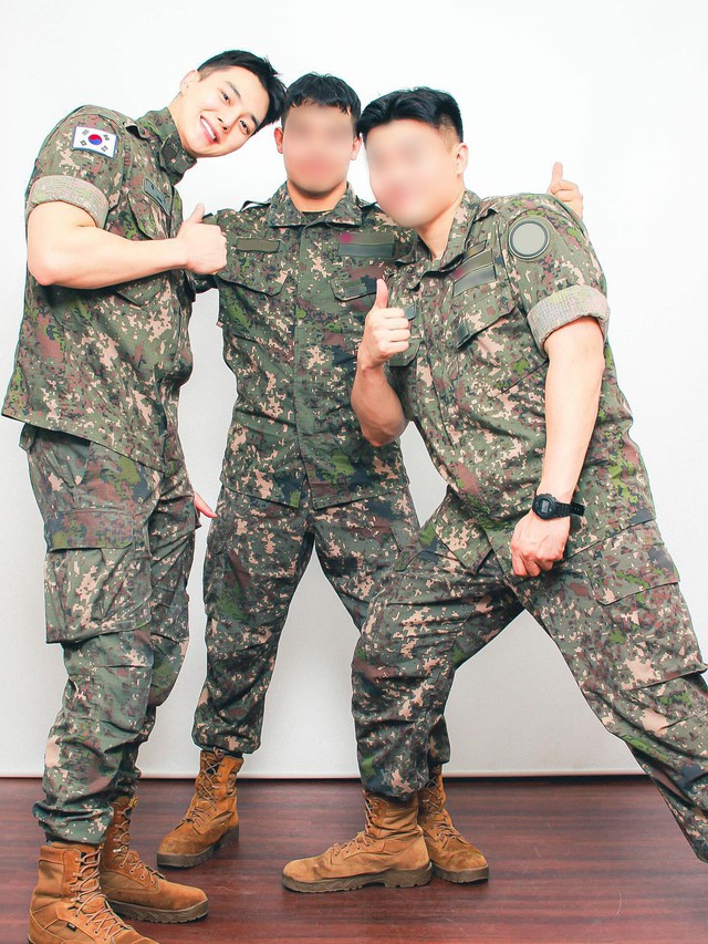Tài tử Hàn Quốc khoe bờ vai cực "khủng" nhờ chăm nâng tạ, V (BTS) cũng lép vế khi đứng cạnh- Ảnh 7. Tài tử Hàn Quốc khoe bờ vai cực "khủng" nhờ chăm nâng tạ, V (BTS) cũng lép vế khi đứng cạnh- Ảnh 7.