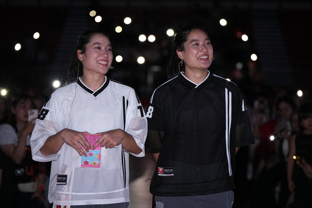 Gặp Trương Twins "đi dạy thêm" ở trại hè TP. HCM, nhan sắc ít son phấn vẫn nổi bật- Ảnh 5. Gặp Trương Twins "đi dạy thêm" ở trại hè TP. HCM, nhan sắc ít son phấn vẫn nổi bật- Ảnh 5.