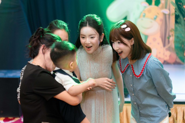 Ảnh nét căng Hòa Minzy dẫn Bo thúi đi sinh nhật con trai Quang Hải, màn đọ sắc với Chu Thanh Huyền mới gây sốt- Ảnh 3.