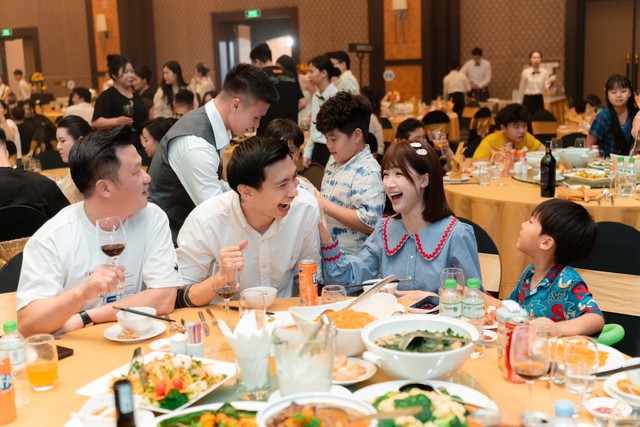 Ảnh nét căng Hòa Minzy dẫn Bo thúi đi sinh nhật con trai Quang Hải, màn đọ sắc với Chu Thanh Huyền mới gây sốt- Ảnh 2.