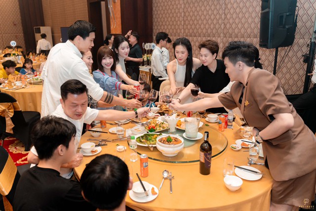 Ảnh nét căng Hòa Minzy dẫn Bo thúi đi sinh nhật con trai Quang Hải, màn đọ sắc với Chu Thanh Huyền mới gây sốt- Ảnh 4.