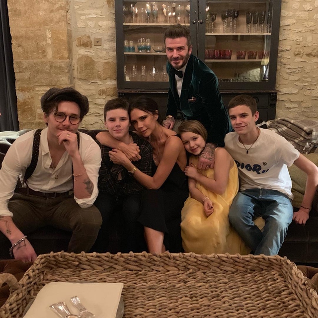 Hai quý tử nhà Beckham tung ảnh đưa gái út Harper đi chơi hậu "block" anh cả-chị dâu, thiếu Brooklyn vẫn vui vẻ lắm!- Ảnh 4. Hai quý tử nhà Beckham tung ảnh đưa gái út Harper đi chơi hậu "block" anh cả-chị dâu, thiếu Brooklyn vẫn vui vẻ lắm!- Ảnh 4.